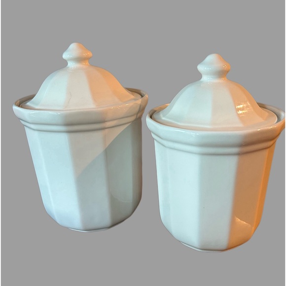 Vintage Pfaltzgraff Heritage White Canisters 9.5 & 8.5 Tall (Set Of 2) - Picture 1 of 9